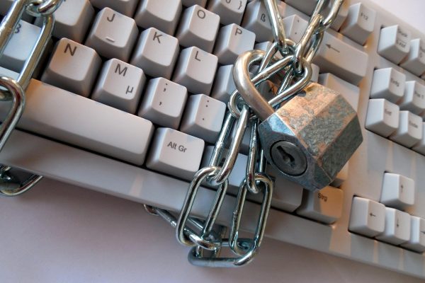 v2 安全评测示意图，展示加密传输链路与隐私保护机制，蓝绿配色的安全架构示意图，专业技术风格